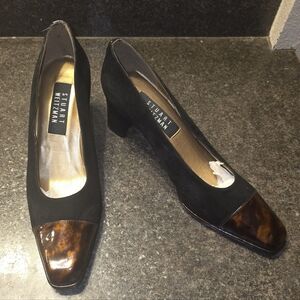 Womens 7W black suede Stuart Weitzman pumps wt tortoiseshell cap toe 2inch Heel